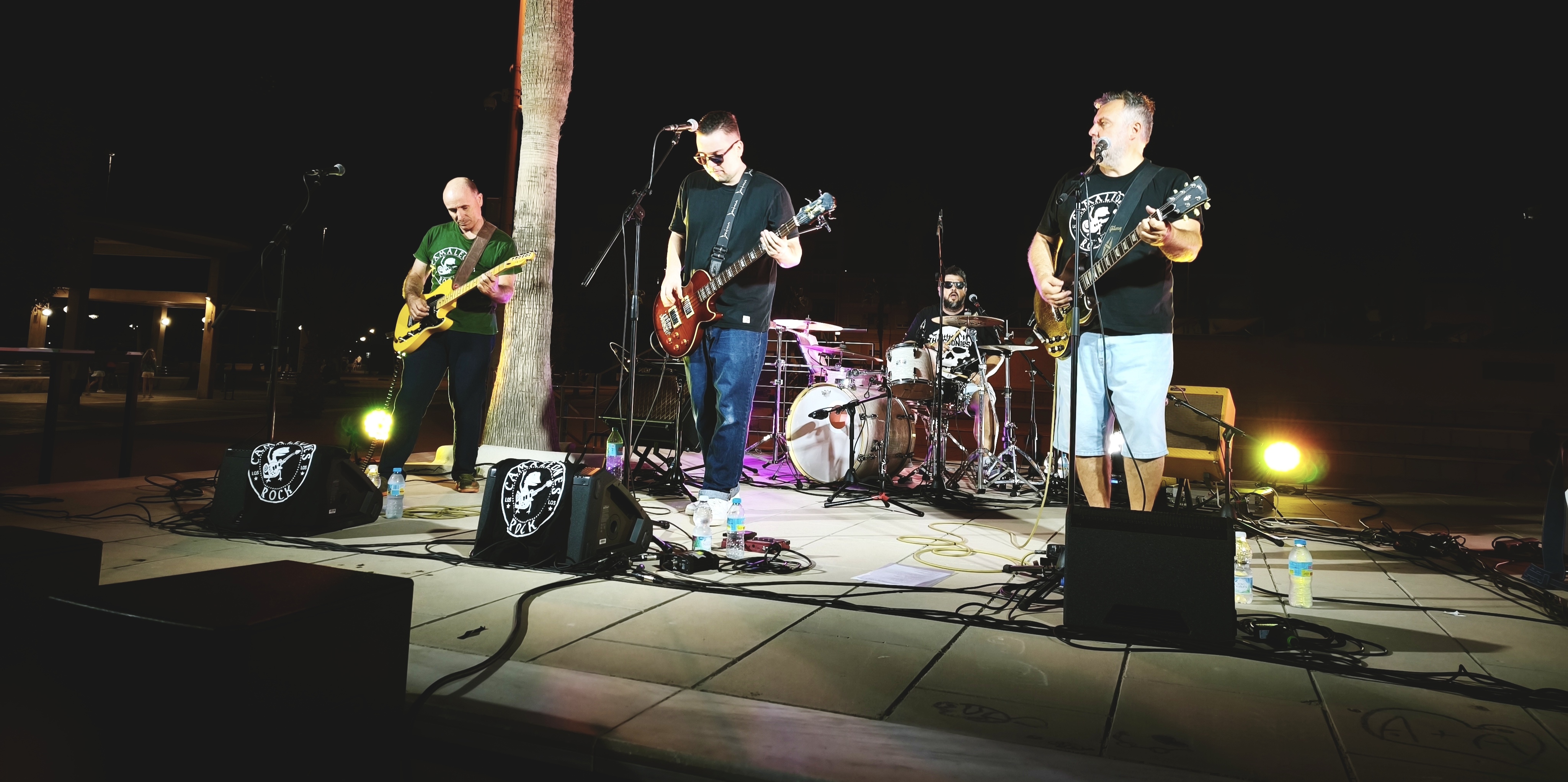 Concierto de Camaleones Rock en el Festival de Food Trucks de Adra